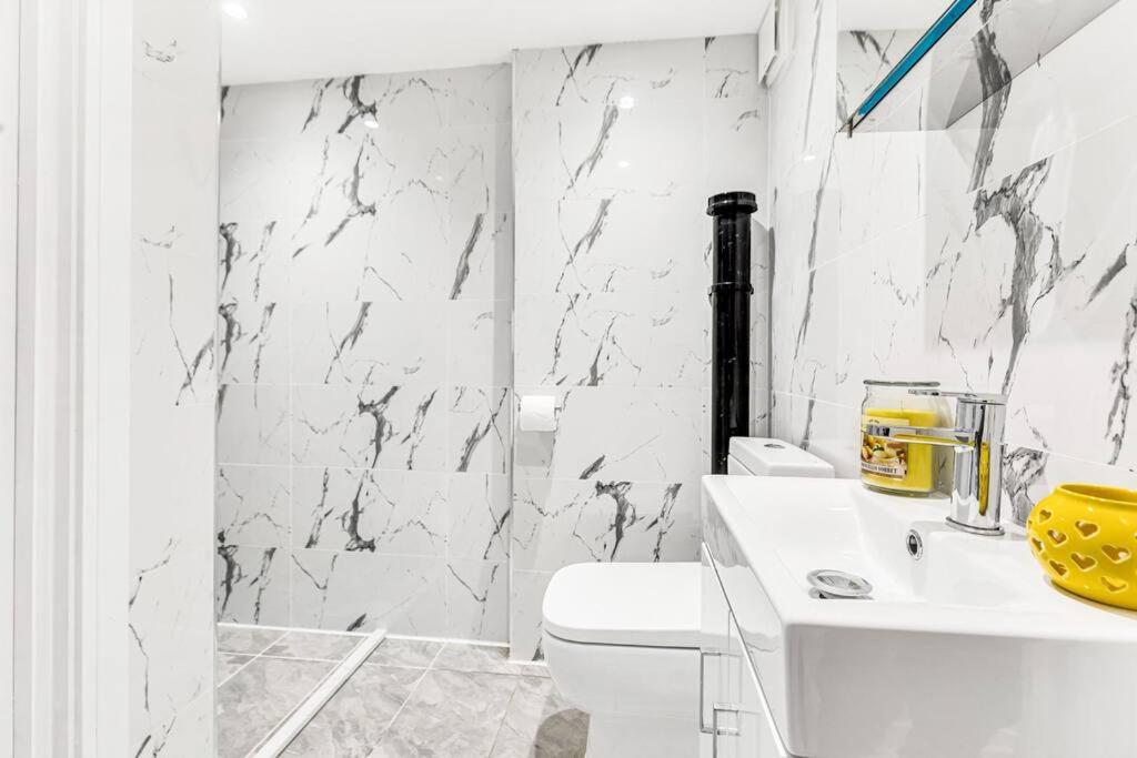 Luxstay Holland Park Apartment With Ac London Exterior photo