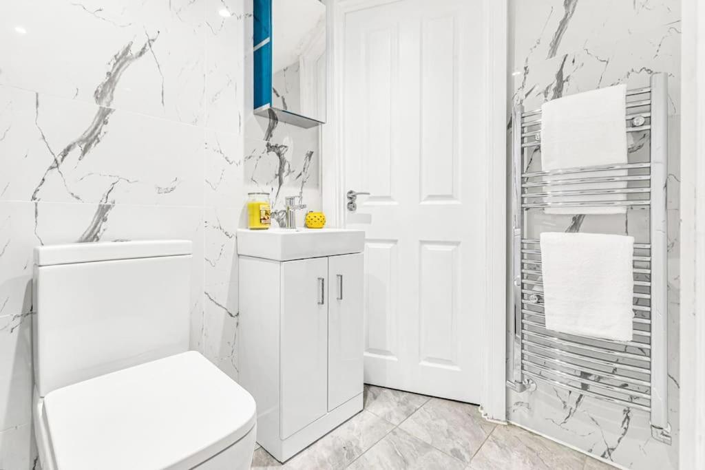 Luxstay Holland Park Apartment With Ac London Exterior photo